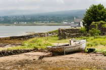 Reino Unido, Escocia, Highland, Isla de Skye, Puerto de Broadford, Old Ship on Land - foto de stock