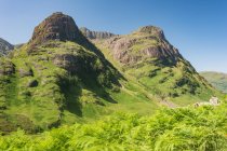 Reino Unido, Escócia, Highland, Ballachulish, Glencoe Highland, Glencoe, paisagem de montanhas cênicas cobertas de floresta — Fotografia de Stock