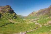 Reino Unido, Escocia, Highland, Ballachulish, Glencoe Highland vista y coches aparcados en el valle - foto de stock
