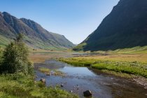 Reino Unido, Escócia, Highland, Ballachulish, Glencoe Highland paisagem cênica com rio de montanha — Fotografia de Stock