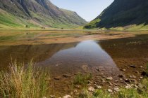 Reino Unido, Escócia, Highland, Ballachulish, Lago em Glencoe Highland paisagem cênica com prado verde e montanhas — Fotografia de Stock