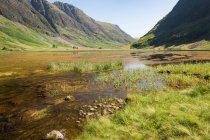 United Kingdom, Scotland, Highland, Ballachulish, Lake in Glencoe Highland scenic landscape with green meadow and mountains — Stock Photo