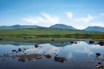 Великобритания, Шотландия, Highland, Ballachulish, Moor of Randel, живописный природный ландшафт с горным озером — стоковое фото