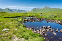 Великобритания, Шотландия, Highland, Ballachulish, Moor of Randel, живописный природный ландшафт с горным озером — стоковое фото