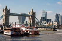 United Kingdom, England, London, Ships by Tower Bridge in London — Stock Photo