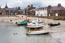 Великобритания, Шотландия, Aberdeenshire, Stonehaven, лодки на пляже Stonehaven, Stonehaven is a small harbour town in Kincardineshire — стоковое фото