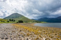 Reino Unido, Escocia, Highland, Isla de Skye, Loch Ainort, saco natural escénico con lago de montaña - foto de stock