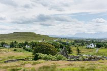 United Kingdom, Scotland, Highlands, Isle of Skye, Duirinish, St. Mary's Church in mountain village, view from above — Stock Photo