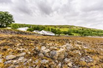 Reino Unido, Escocia, Highlands, Isla de Skye, Carbost, Talisker Distillery - foto de stock