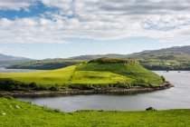 United Kingdom, Scotland, Highlands, Isle of Skye, Gesto Bay, scenic natural landscape with lake in green mountains — Stock Photo