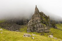 Великобритания, Шотландия, Горы, Остров Скай, Портри, Старик Сторр, Троттерниш, Живописный горный ландшафт в туманную погоду — стоковое фото