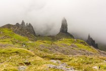 Reino Unido, Escocia, Highlands, Isla de Skye, Portree, At Old Man of Storr, Trotternish, Montañas escénicas paisaje con niebla tiempo - foto de stock