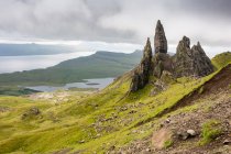 Reino Unido, Escócia, Highlands, Ilha de Skye, Portree, At Old Man of Storr, Trotternish, paisagem de montanhas cênicas com rochas e lago em tempo nebuloso — Fotografia de Stock