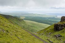 Reino Unido, Escocia, Highlands, Isla de Skye, Portree, At Old Man of Storr, Trotternish, Montañas escénicas paisaje con niebla tiempo - foto de stock