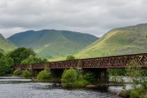 United Kingdom, Scotland, Argyll and Bute, Dalmally, Loch Awe, Bridge at Kilchurn Castle — Stock Photo