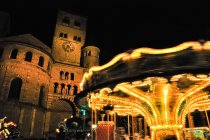 Allemagne, Rhénanie-Palatinat, Trèves, Marché de Noël devant la cathédrale romaine de Trèves, site du patrimoine mondial de l'UNESCO — Photo de stock