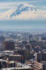 Armenia, Ereván, Kentron, vista desde la cascada a Ararat y paisaje urbano - foto de stock
