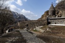 Армения, Араратская область, Гойт, Гегардский пещерный монастырь в горах — стоковое фото