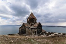 Армения, провинция Гегаркуник, Севан, Севанаванкский монастырь у моря — стоковое фото