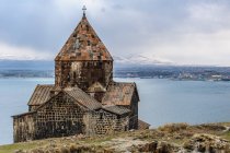 Armenia, provincia di Gegharkunik, Sevan, monastero di Sevanavankh in riva al mare — Foto stock