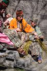 Вірменії, провінція Арагацотн, Вірменський дівчата, одягнені в вінки, підготовки Великдень festival — стокове фото