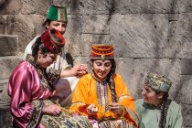Mujeres en los preparativos tradicionales de ropa para el festival de Pascua, Armenia - foto de stock