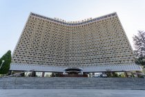 Гостиница Узбекистан в стиле традиционной советской архитектуры, Ташкент, Узбекистан — стоковое фото