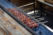 Мясо на вертеле на местном рынке в Ташкенте — стоковое фото