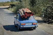 Uzbekistan, Buxoro Province, Jondor tumani, Lada with cargo, carpets on the roof — Stock Photo