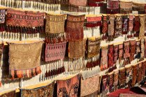 Uzbekistán, provincia de Bujará, Bujará, alfombras persas colgadas en estantes - foto de stock