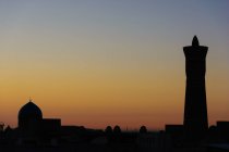 Uzbequistão, província de Bukhara, Bucara, Minarete Kalyan de Poi Kalon ao pôr do sol — Fotografia de Stock