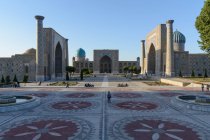 Plaza principal en la Ruta de la Seda y edificios del palacio en Samarcanda, provincia de Samarcanda, Uzbekistán - foto de stock