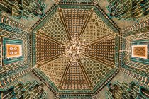 Uzbekistan, provincia di Samarcanda, soffitto decorativo dell'edificio islamico — Foto stock