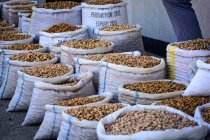Uzbekistan, provincia di Samarcanda, Samarcanda, borse con merci sul mercato di strada — Foto stock