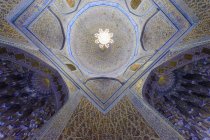 Uzbekistan, provincia di Samarcanda, Samarcanda, Il mausoleo Gur Emir nella città uzbeka di Samarcanda è la tomba di Timur Lenk, vista soffitto ornato — Foto stock