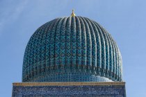 Uzbekistan, Samarcanda, Samarcanda, Torre splendidamente decorata con cupola — Foto stock