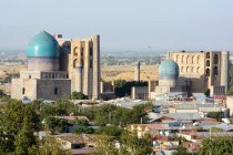 Узбекистан, Самаркандская область, Самарканд, Вид с воздуха на площадь Регистан — стоковое фото