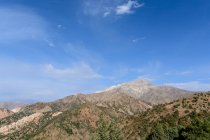 Uzbekistan, Provincia di Tashkent, Bustonlik tumani, escursioni nelle montagne del Chimgan, il Chimgan è ai piedi dei monti Tienshan, paesaggio panoramico delle montagne ricoperto di foresta — Foto stock