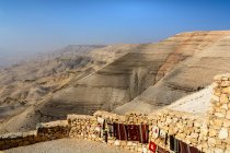 Jordania, Amman Gouvernement, Um Al-Rasas Sub-Distrito, The Wadi Mujib (Wadi Mudjib) es un desfiladero en la región montañosa de Jordania, al este del Mar Muerto. - foto de stock