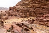 Jordanie, Gouvernement Ma'an, Quartier de Petra, Touristes à la ville rocheuse légendaire de Petra, vue aérienne — Photo de stock