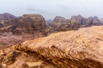 Jordania, Ma 'an Gouvernement, Petra District, La legendaria ciudad rocosa de Petra, paisaje aéreo escénico - foto de stock
