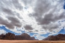 Giordania, Aqaba Gouvernement, Wadi Rum, Wadi Rum è un altopiano desertico nel sud della Giordania. Paesaggio paesaggistico deserto — Foto stock