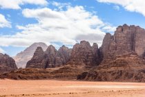 Jordan, Aqaba Gouvernement, Wadi Rum, Wadi Rum is a desert high plateau in South Jordan — Stock Photo