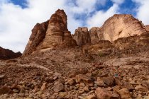 Jordania, Aqaba Gouvernement, Wadi Rum, Wadi Rum es una meseta alta del desierto en el sur de Jordania. Escénicas montañas del desierto vista inferior - foto de stock