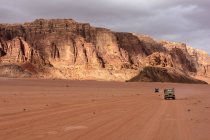 Jordan, Aqaba Gouvernement, Wadi Rum, Cars in Wadi Rum è un altopiano desertico nel sud della Giordania — Foto stock