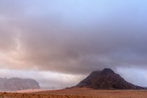 Giordania, Aqaba Gouvernement, Wadi Rum, Wadi Rum è un altopiano desertico nel sud della Giordania. Cielo nuvoloso sul paesaggio desertico — Foto stock