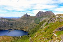 Austrália, Tasmânia, Cradle Mountain National Park, Dove Lake e montanhas vista de cima — Fotografia de Stock