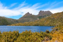 Australia, Tasmania, Cradle Mountain National Park, Observing view of Dove Lake — Stock Photo