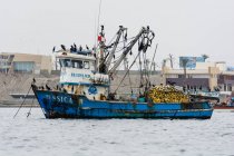 Perú, Ica, Pisco, Las Islas Ballestas, barco pesquero en puerto - foto de stock