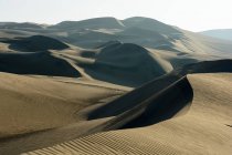 Alte dune di sabbia vicino all'oasi di Huacachina, Ica, Perù — Foto stock